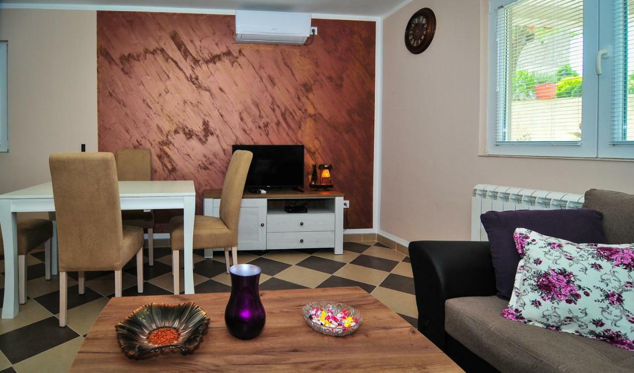 Apartment Elena ติวัต ภายนอก รูปภาพ