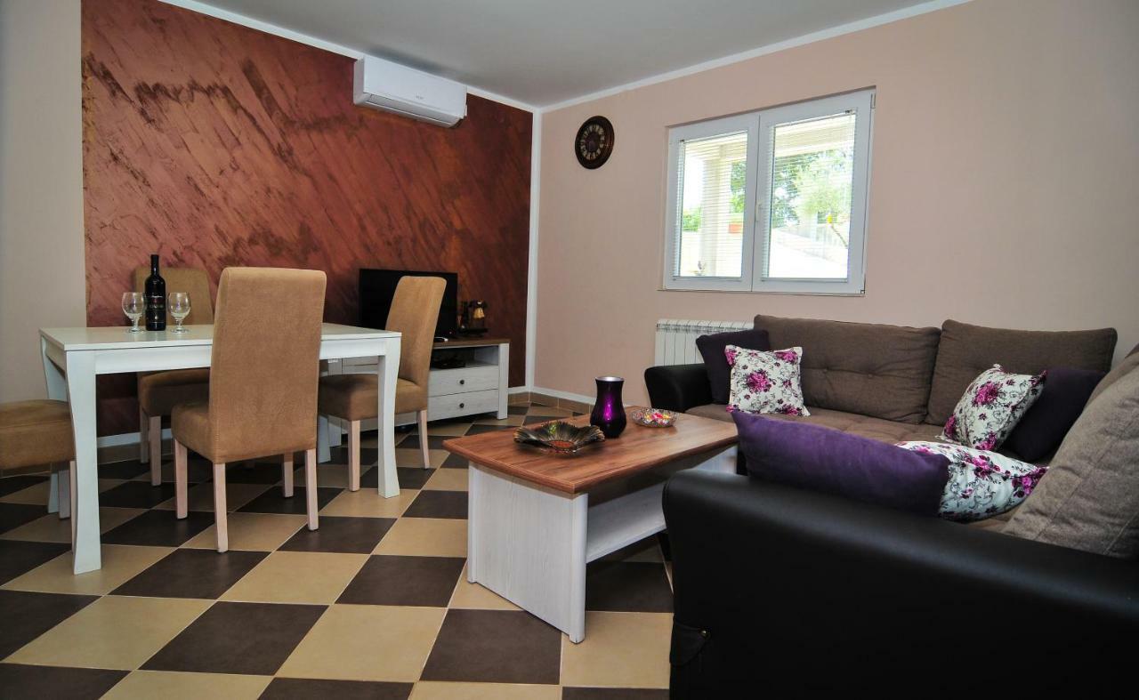 Apartment Elena ติวัต ภายนอก รูปภาพ