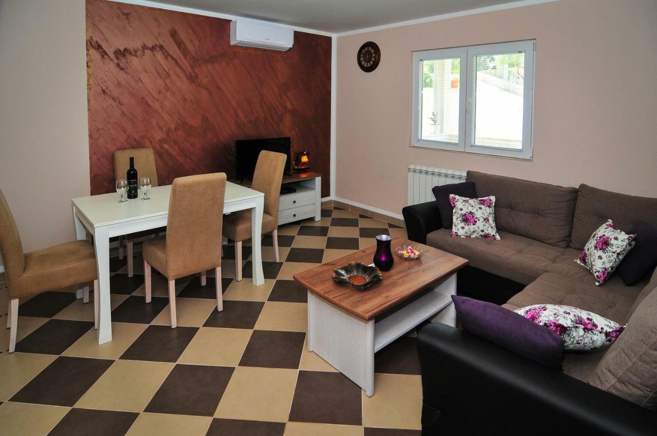 Apartment Elena ติวัต ภายนอก รูปภาพ