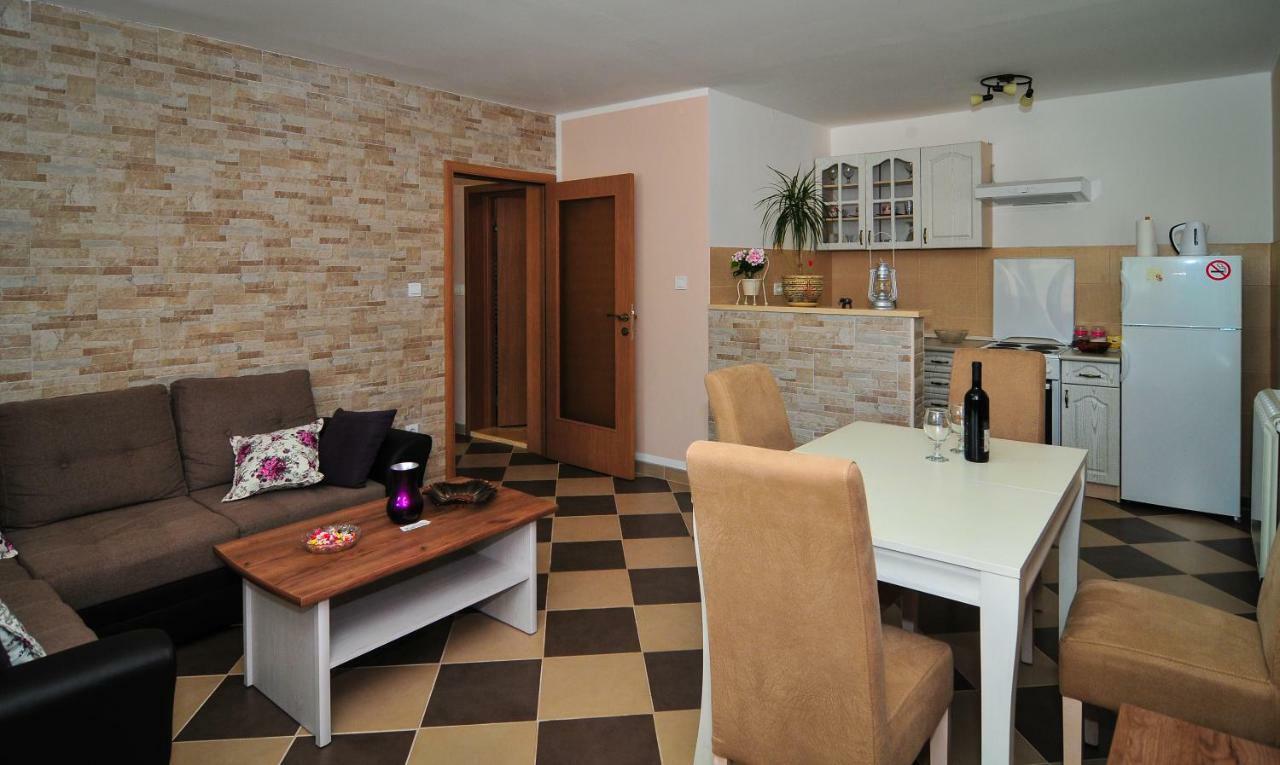 Apartment Elena ติวัต ภายนอก รูปภาพ